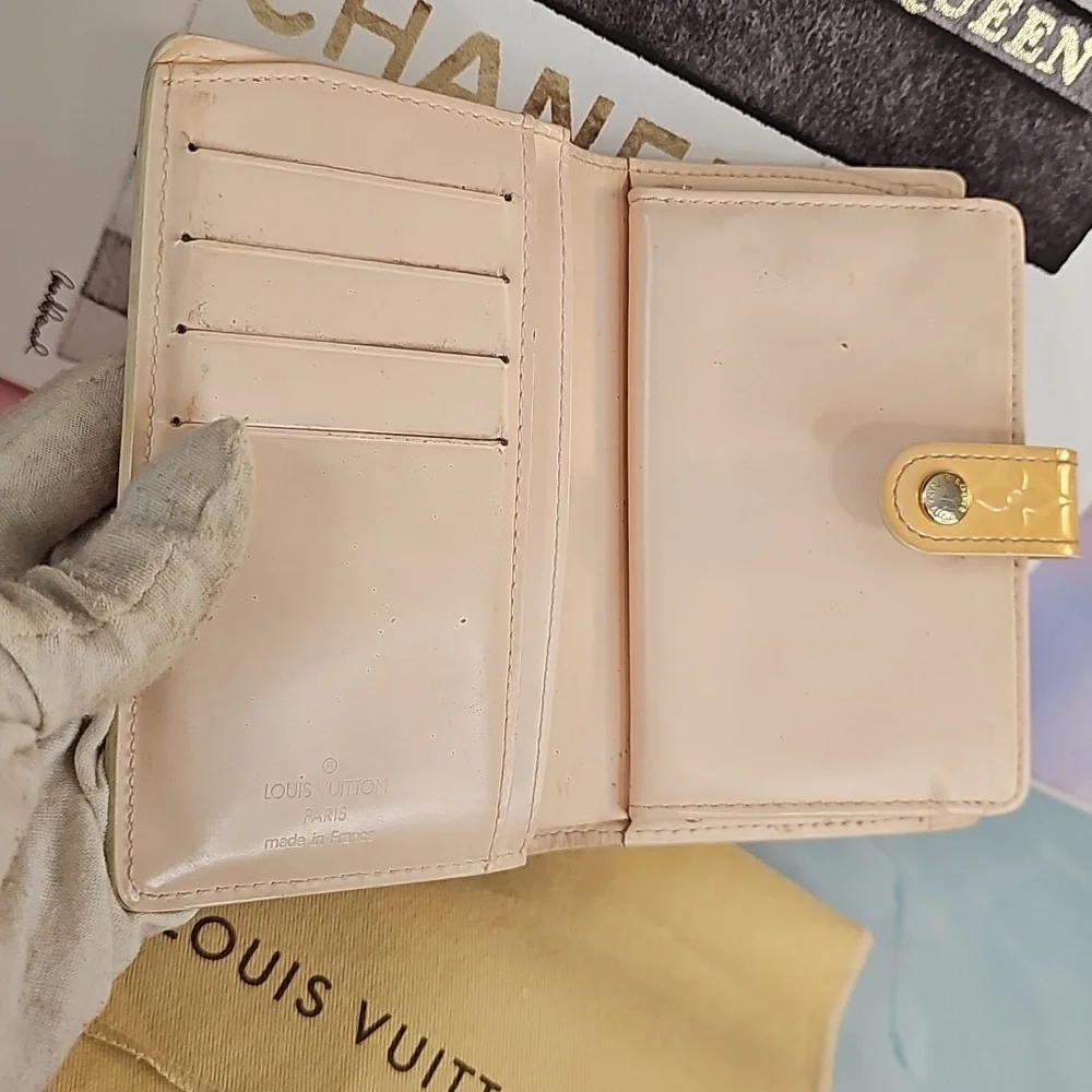 🏵Louis Vuitton Vernis Kisslock Wallet Yellow Beige Porto Monnaie Biennois🏵